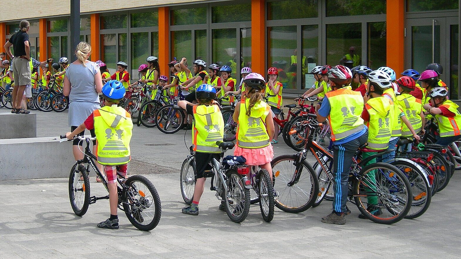 Fahrradtraining für Kinder auf dem Schulhof